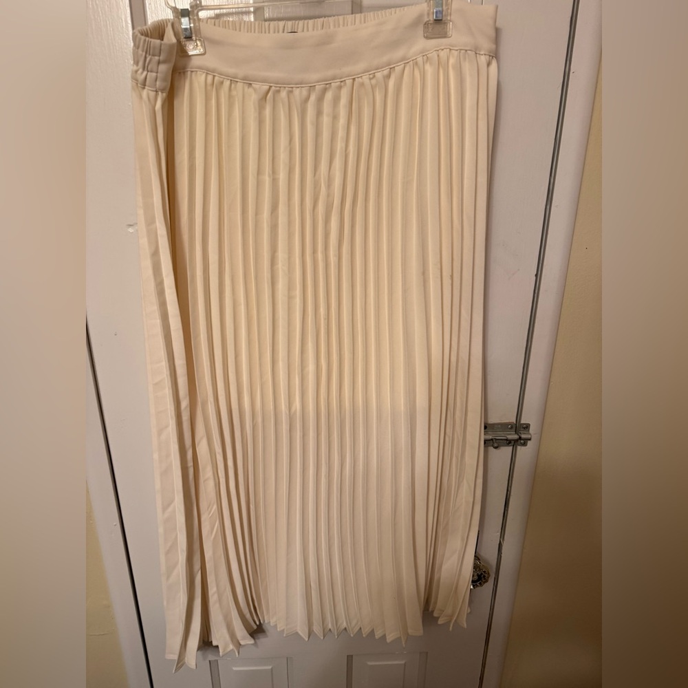 Simply Vera according maxi skirt. Cream color.